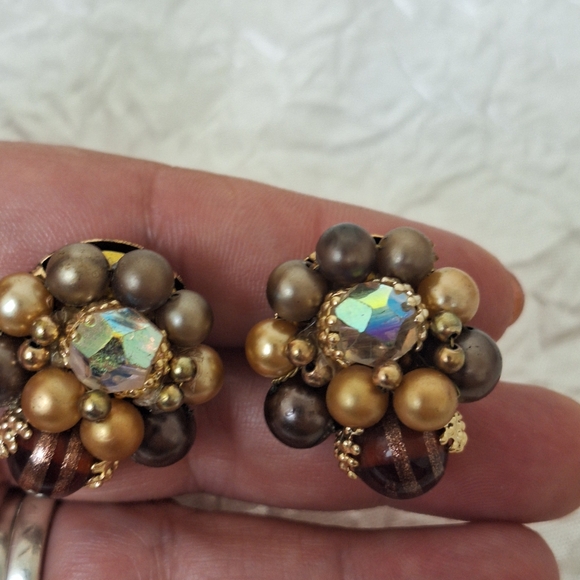 Vtg Cluster Beaded Clip-on Earrings Brown Tan Faux Pearl AB Crystal Glass Japan - Picture 6 of 8